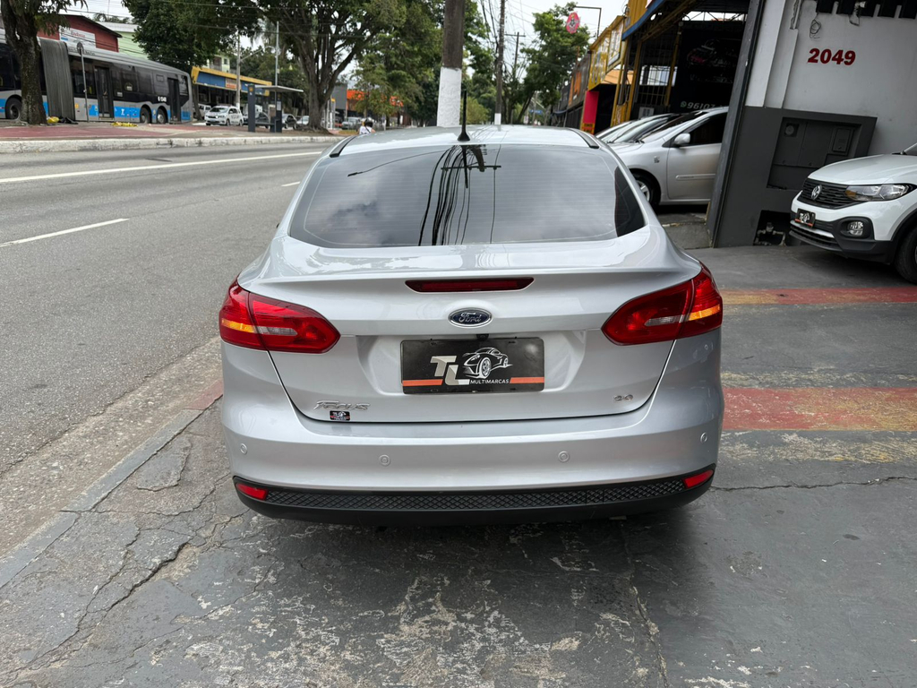 Ford Focus Sedan Prata