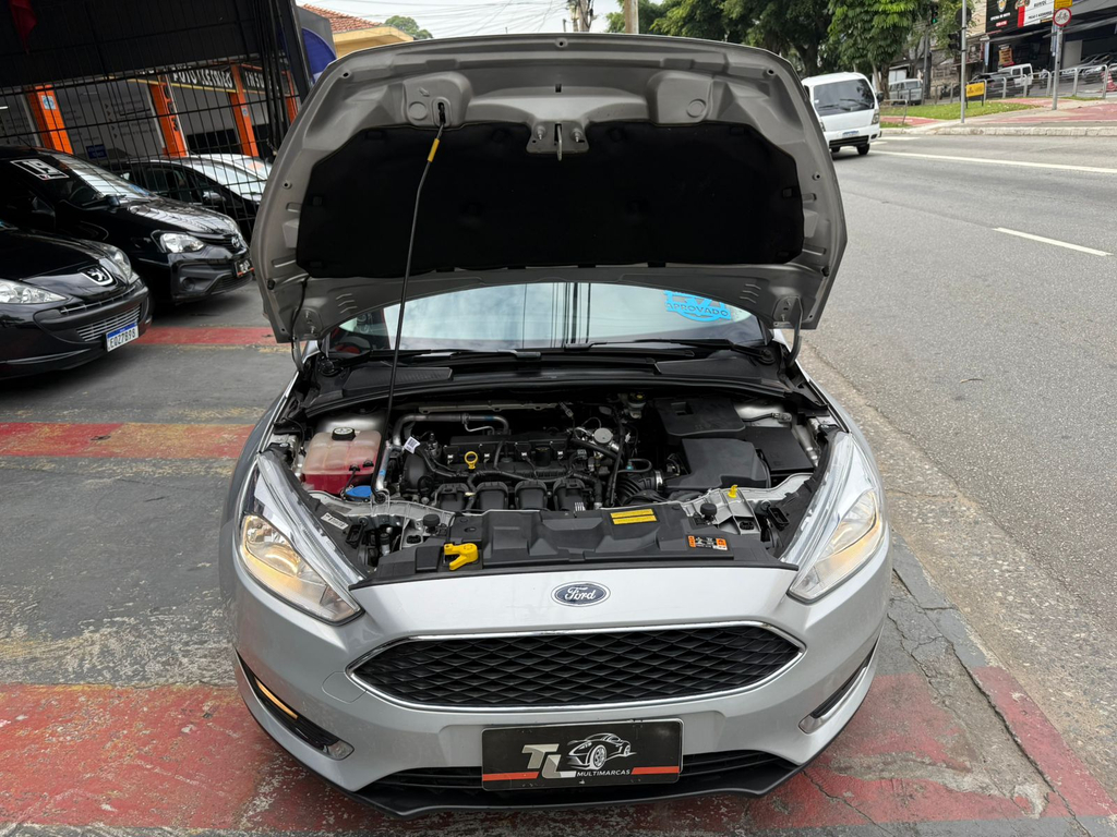 Ford Focus Sedan Prata