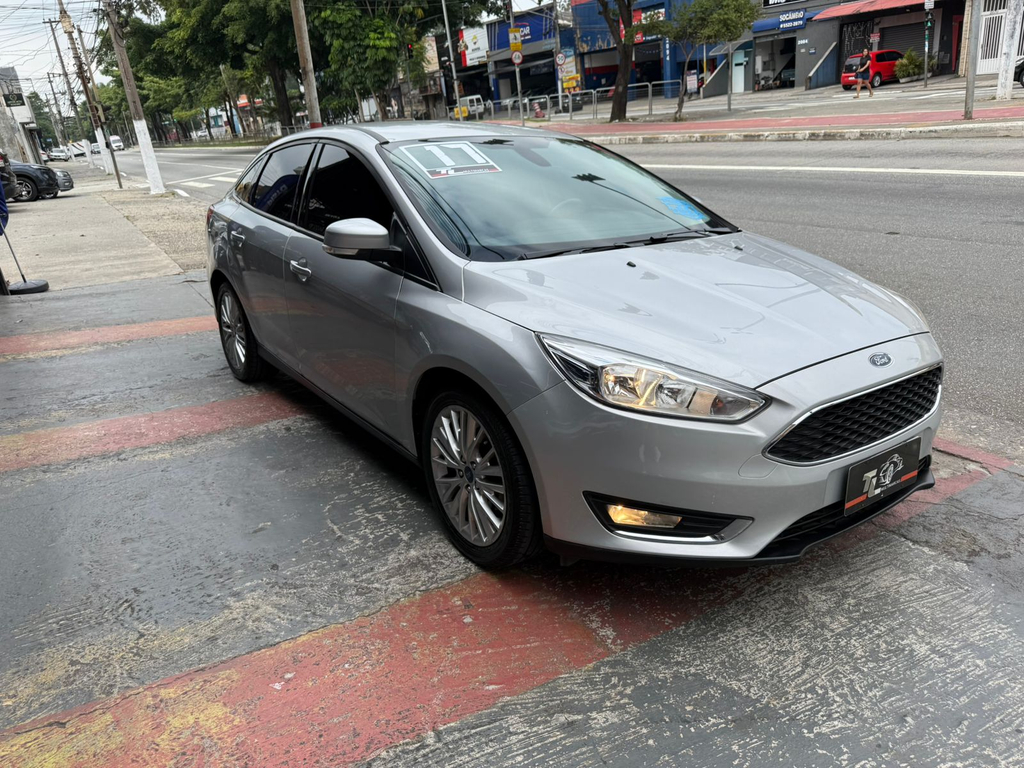 Ford Focus Sedan Prata