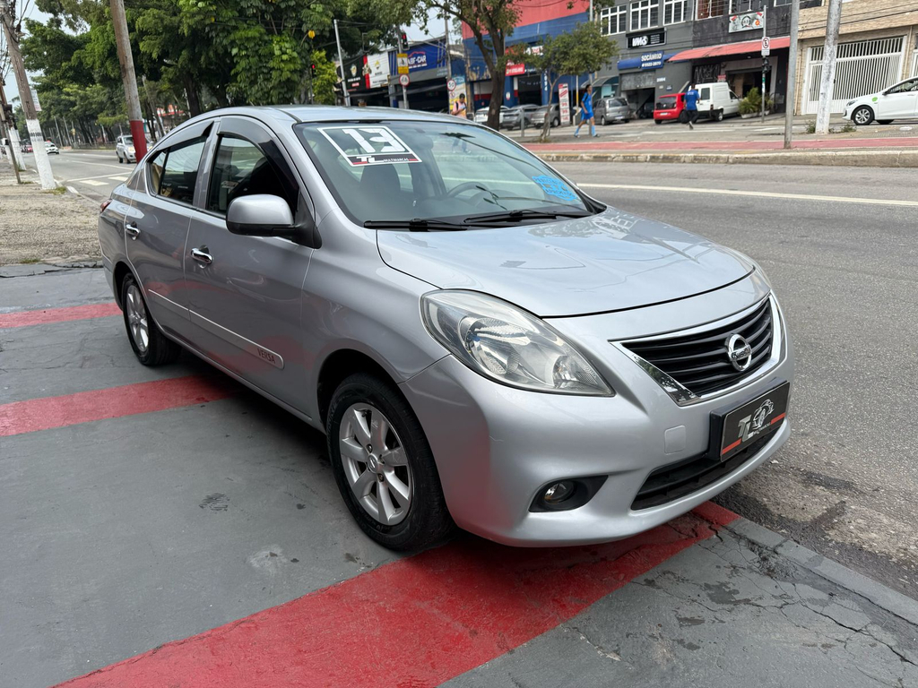 Nissan Versa Prata