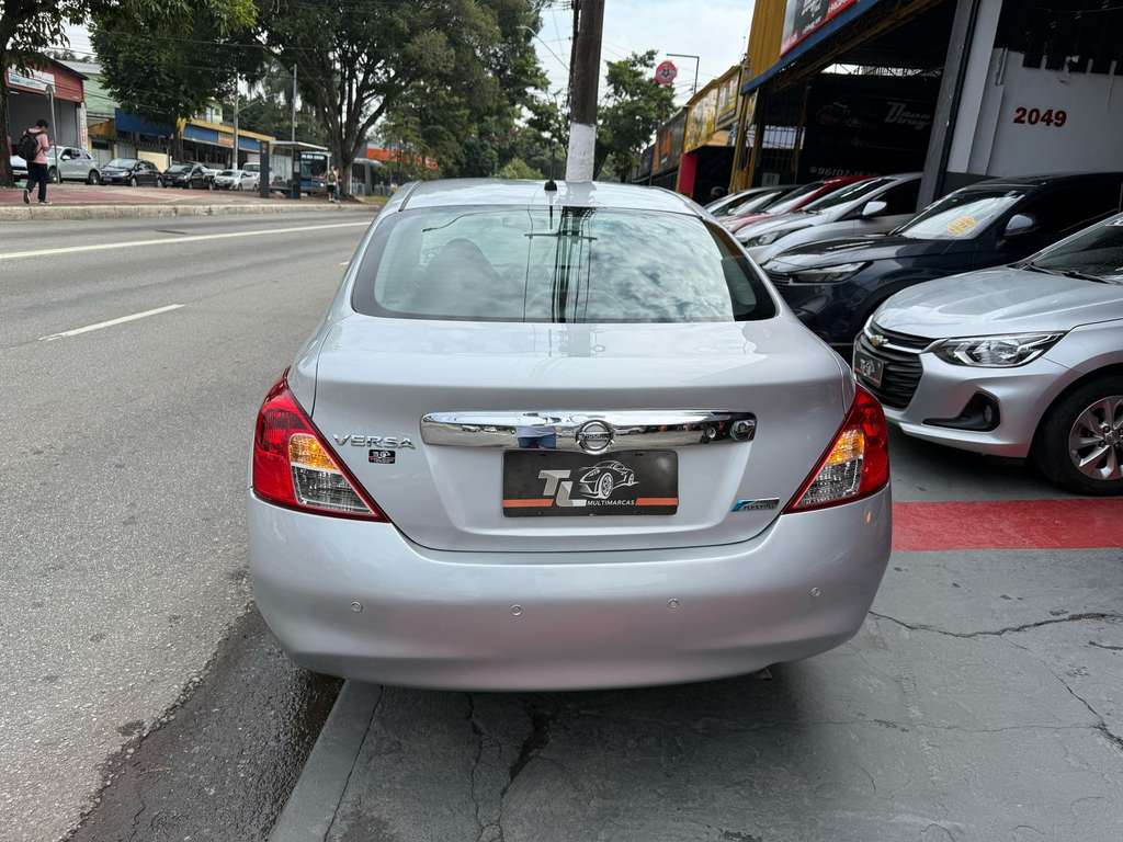 Nissan Versa Prata