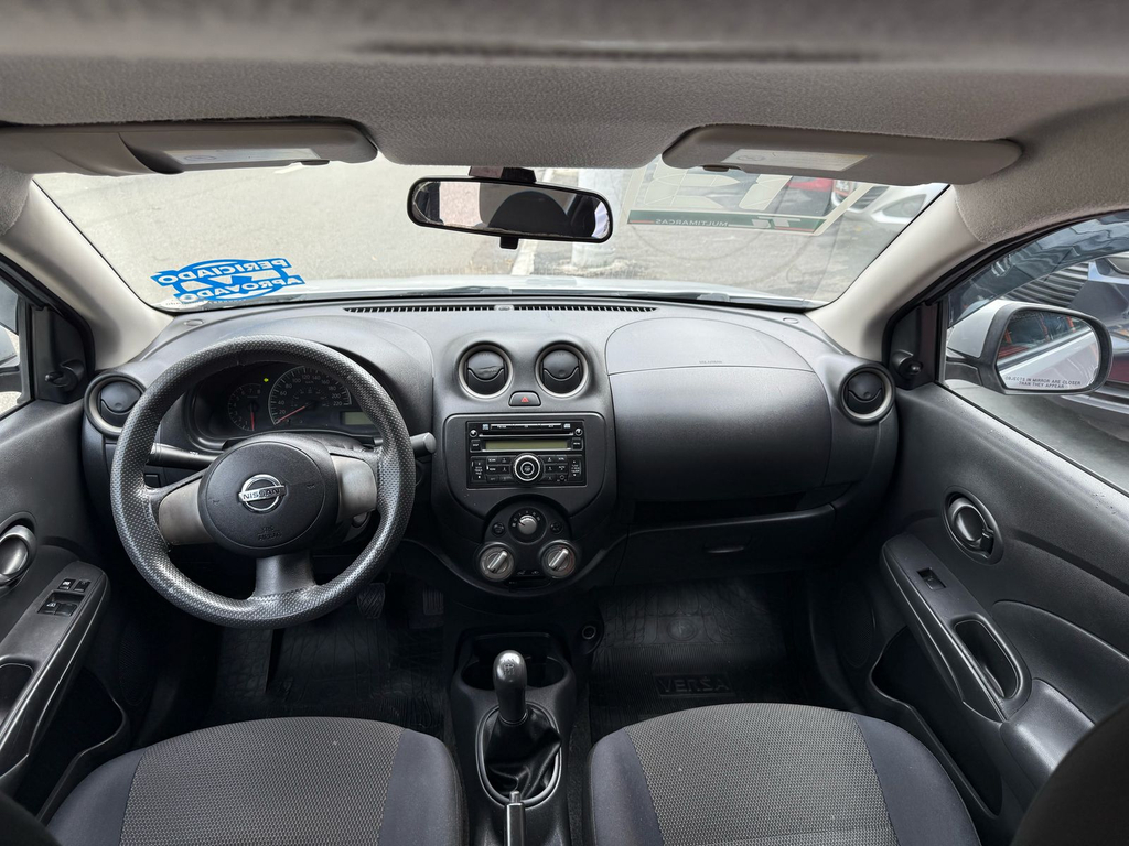 Nissan Versa Prata