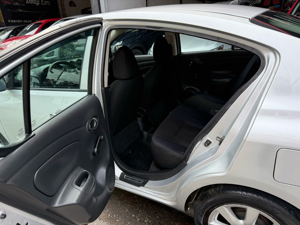 Nissan Versa Prata
