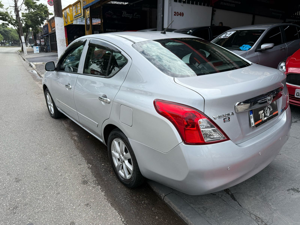 Nissan Versa Prata