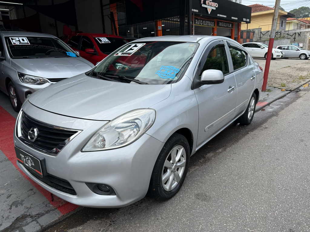 Nissan Versa Prata