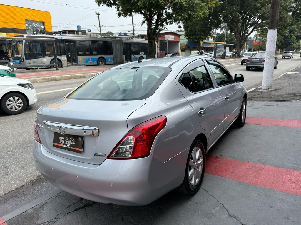 Nissan Versa Prata