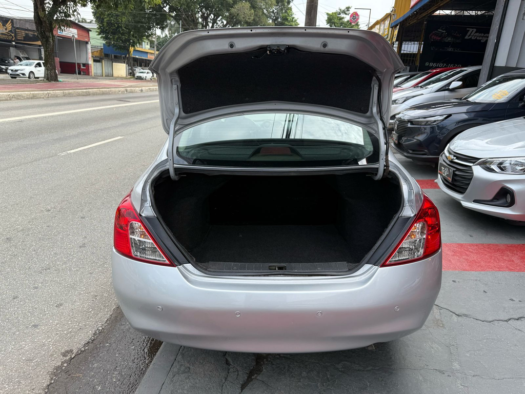 Nissan Versa Prata