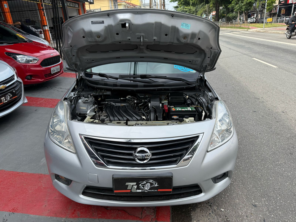 Nissan Versa Prata