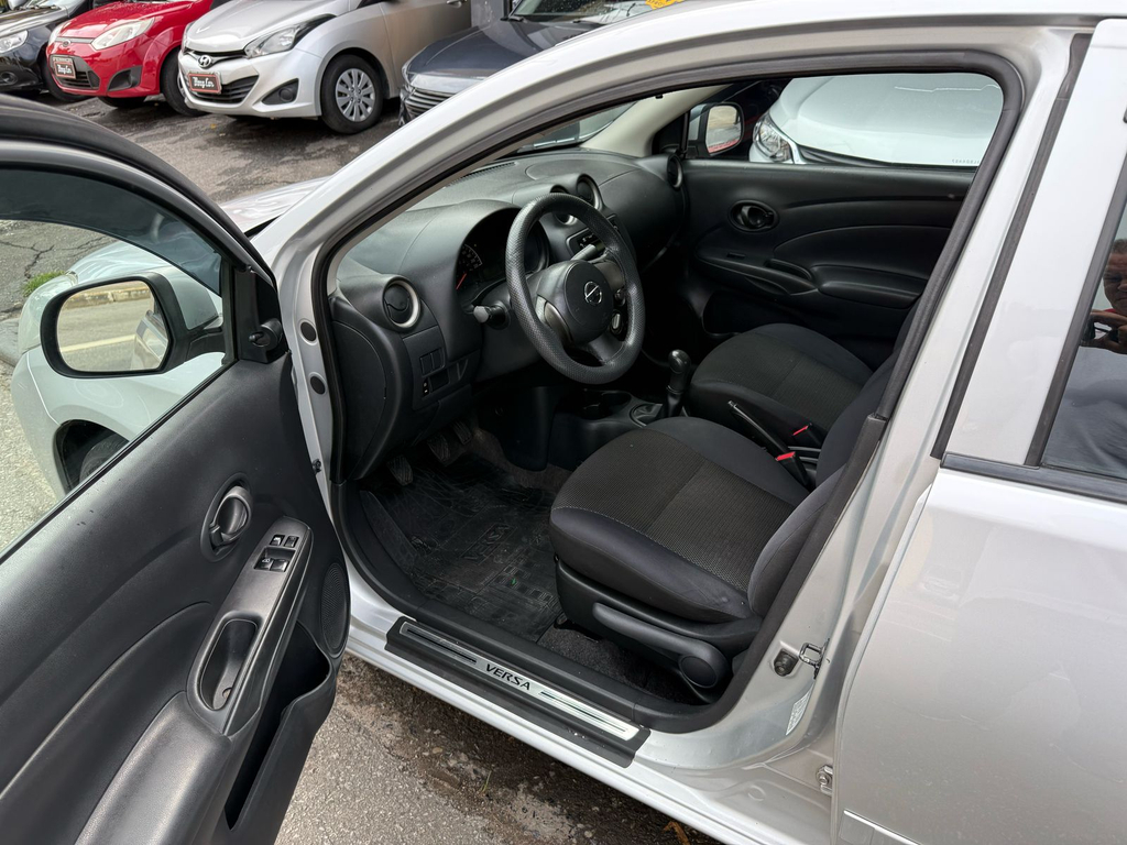 Nissan Versa Prata
