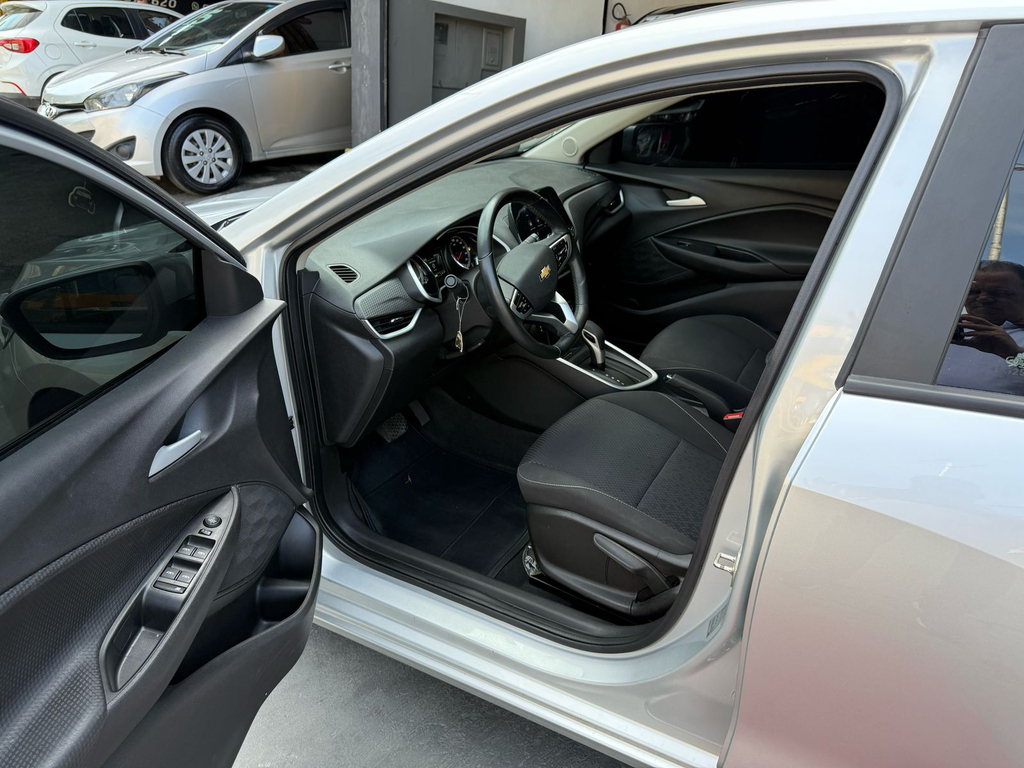 Chevrolet Onix Sedan Prata