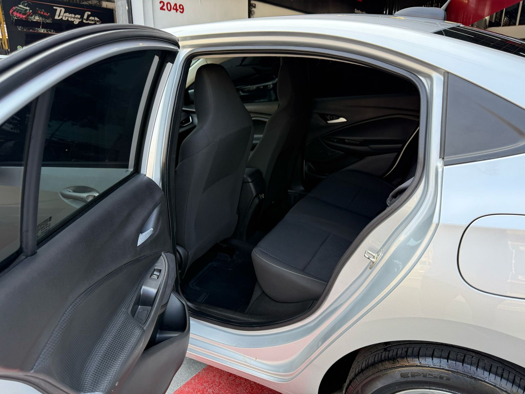 Chevrolet Onix Sedan Prata
