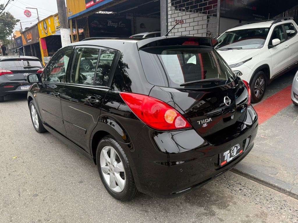 Nissan Tiida Preto