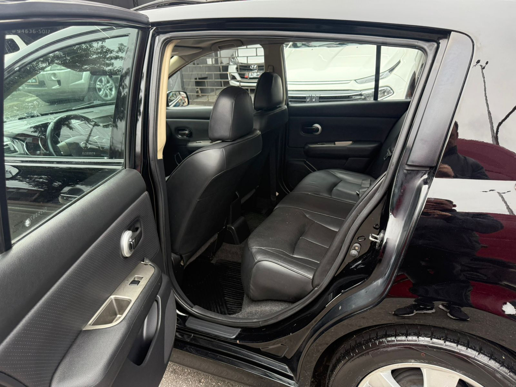 Nissan Tiida Preto