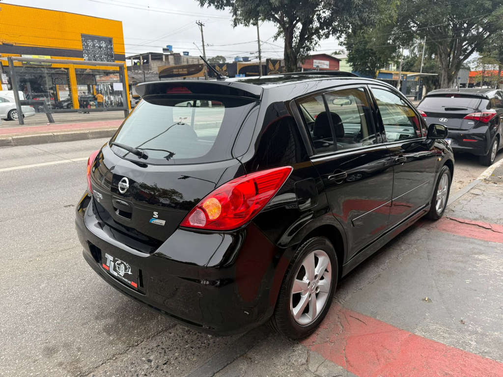 Nissan Tiida Preto