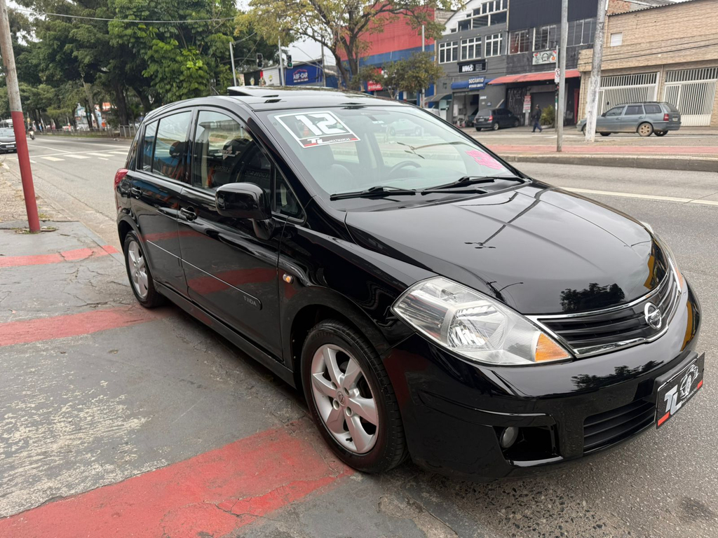 Nissan Tiida Preto
