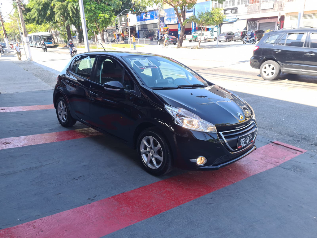 Peugeot 208 Preto