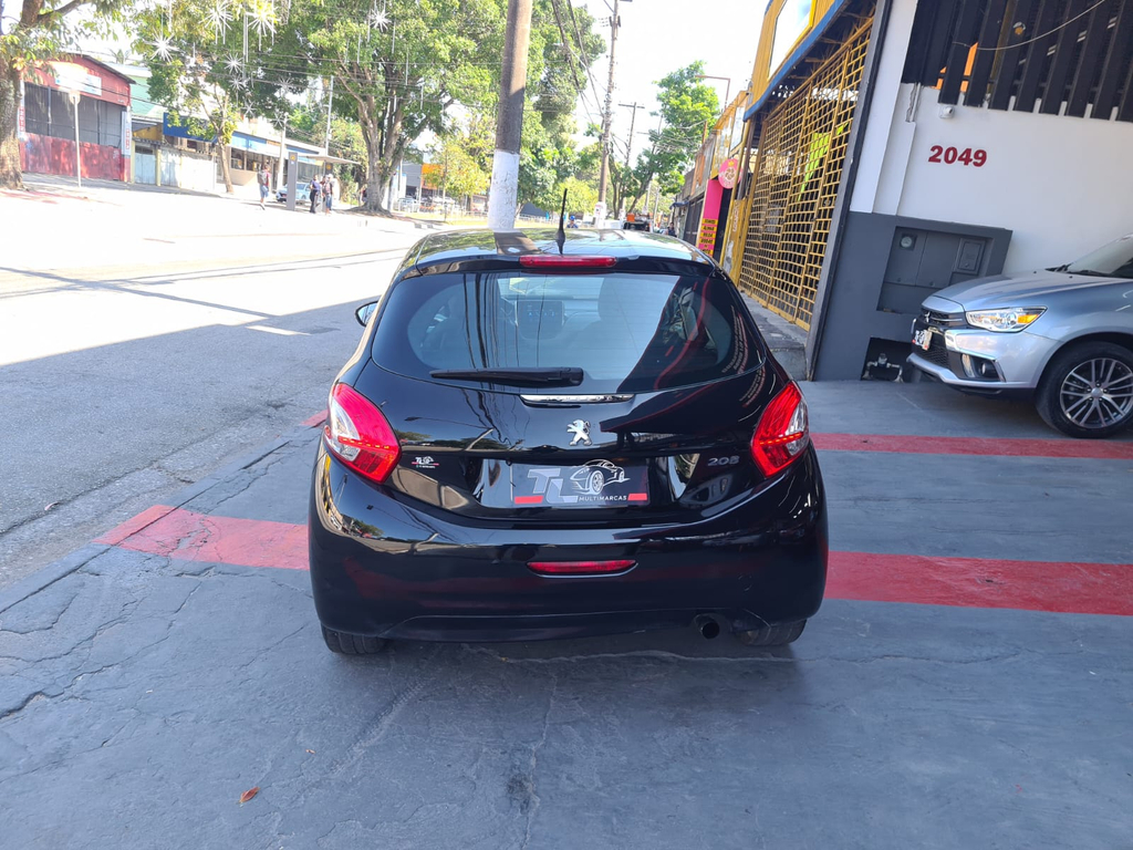Peugeot 208 Preto