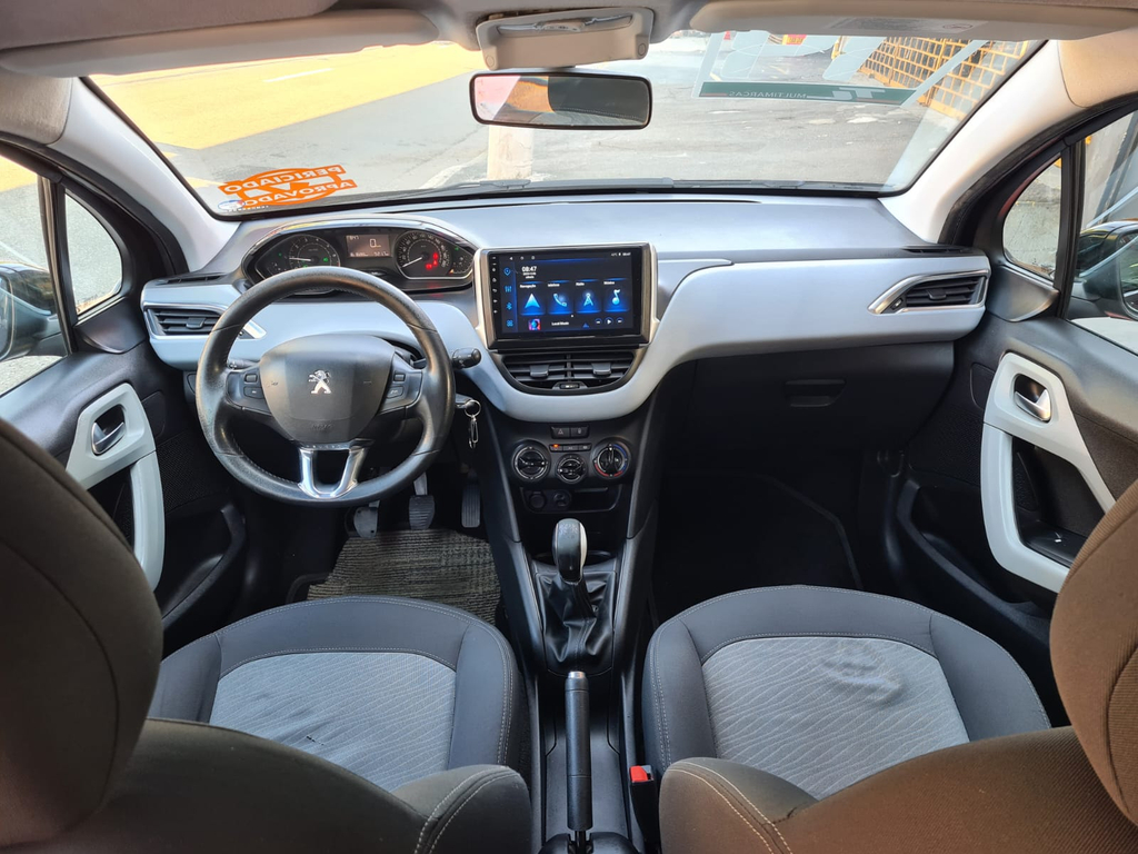 Peugeot 208 Preto