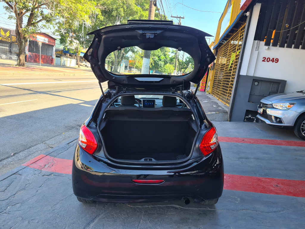 Peugeot 208 Preto
