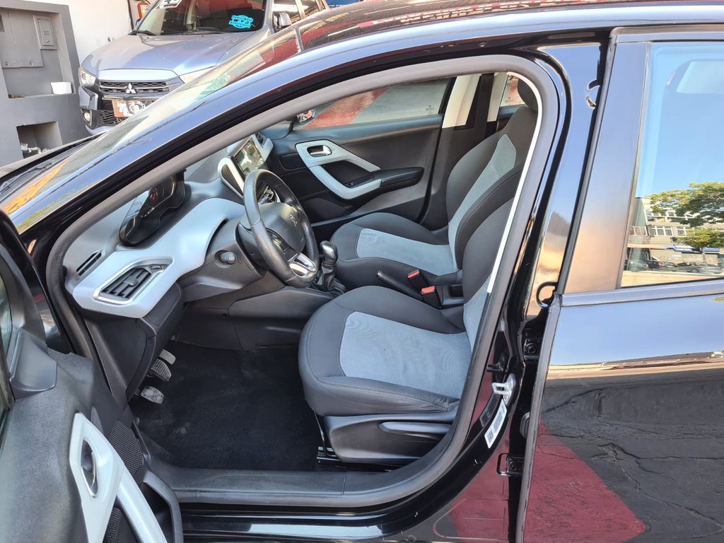 Peugeot 208 Preto