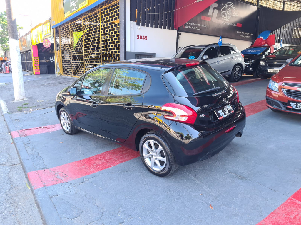 Peugeot 208 Preto