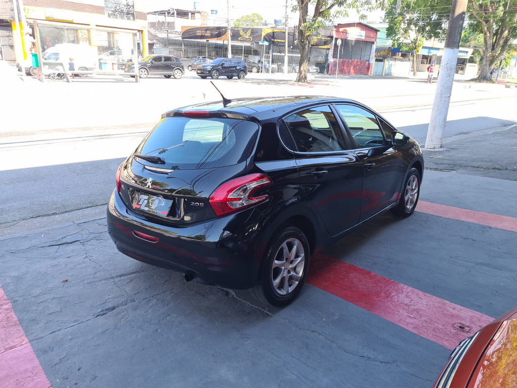 Peugeot 208 Preto