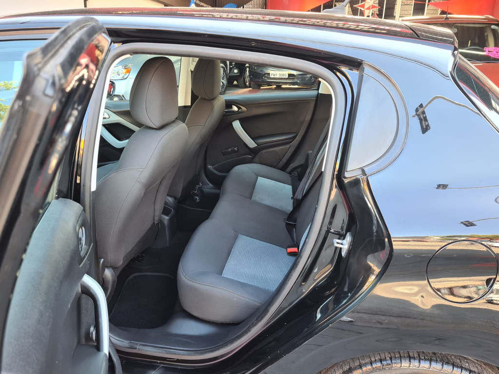 Peugeot 208 Preto