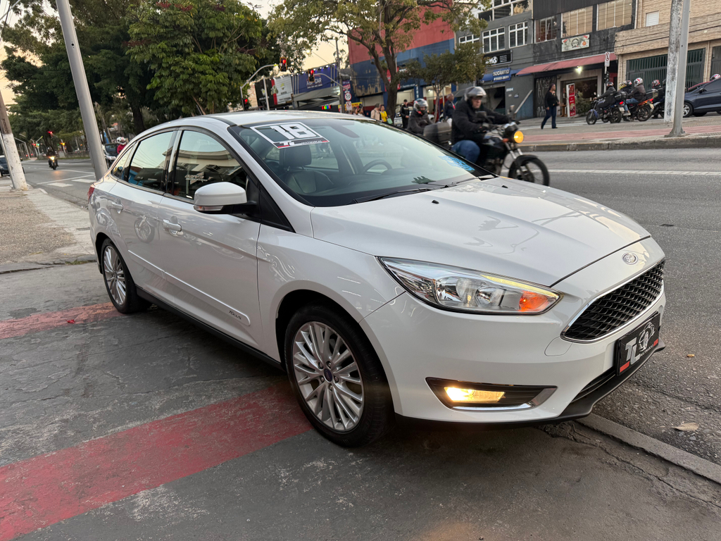 Ford Focus Sedan Branco