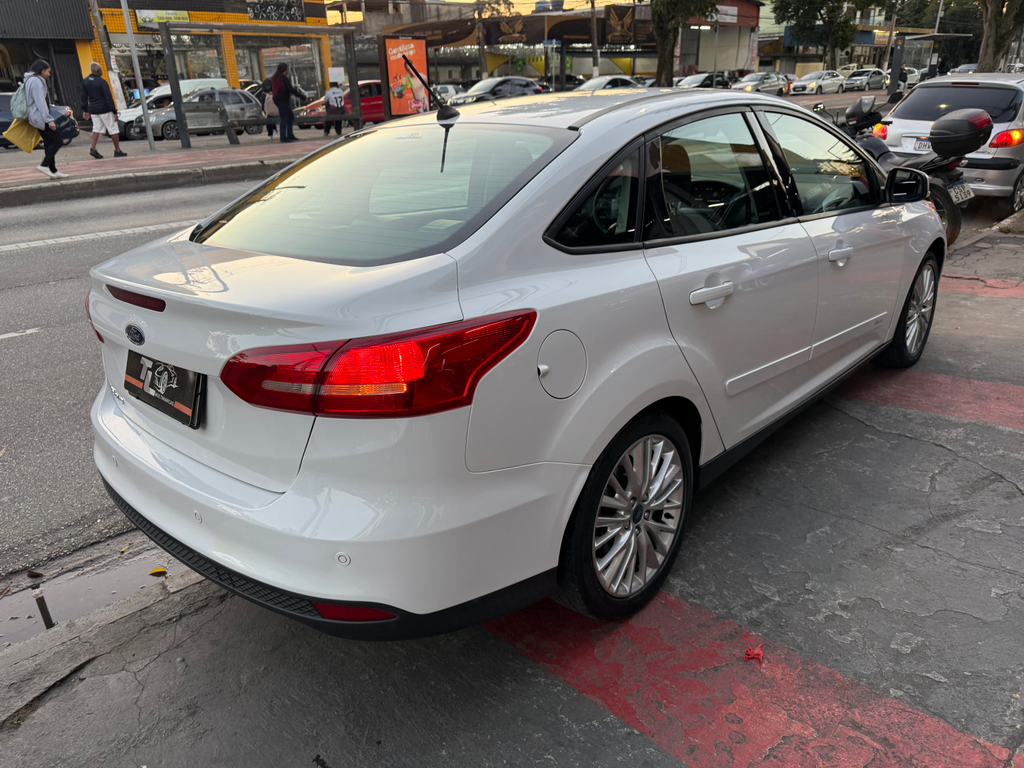 Ford Focus Sedan Branco