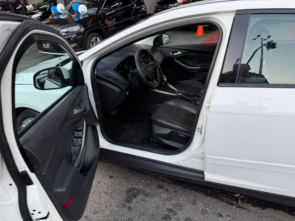 Ford Focus Sedan Branco