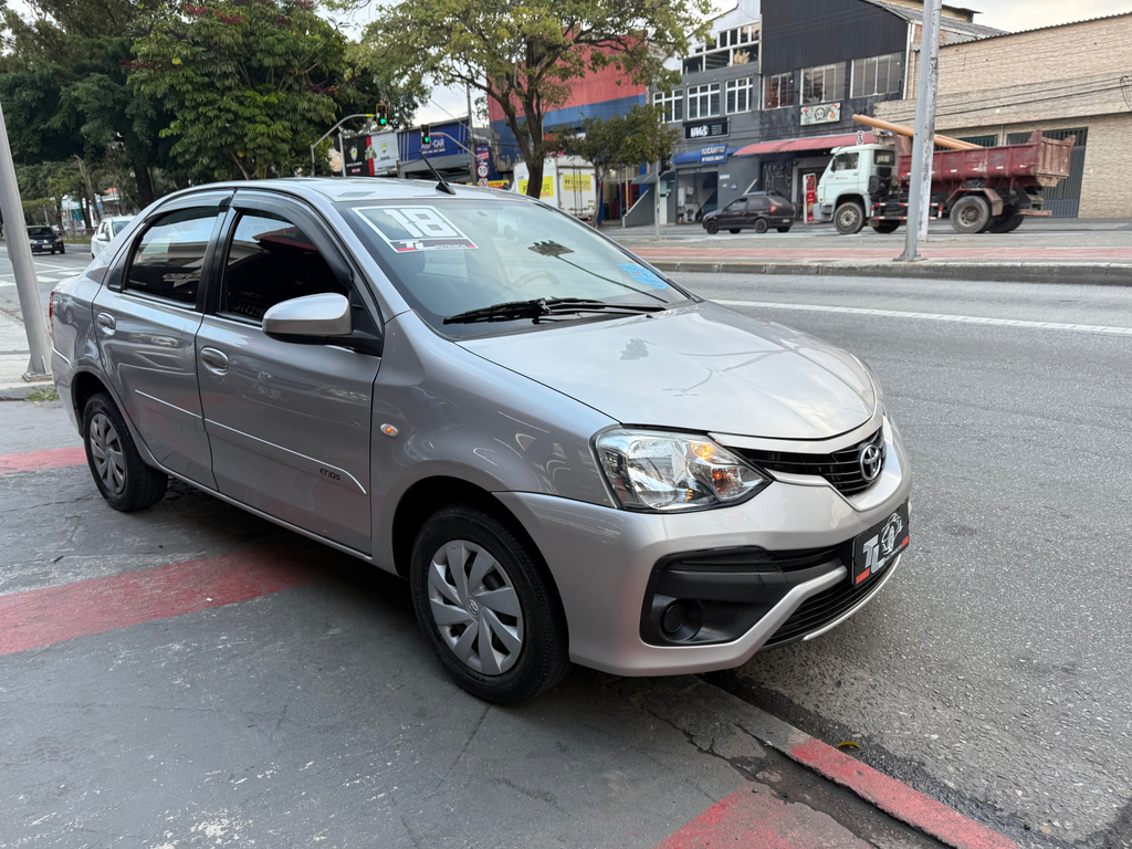 Toyota Etios Sedan Prata