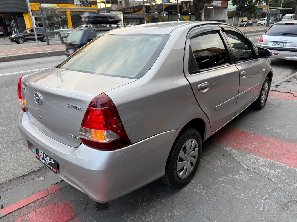 Toyota Etios Sedan Prata