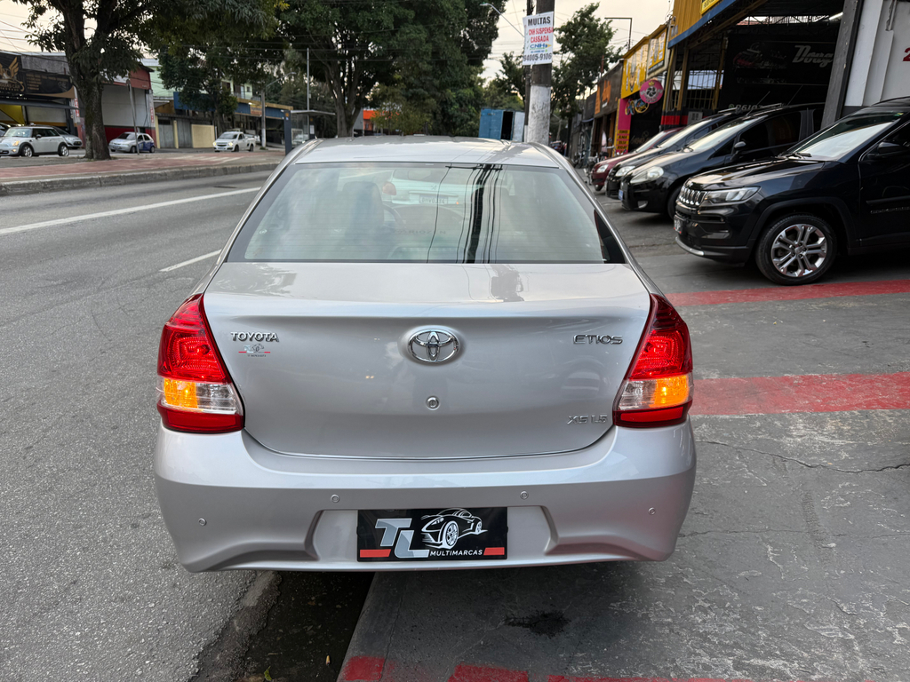 Toyota Etios Sedan Prata