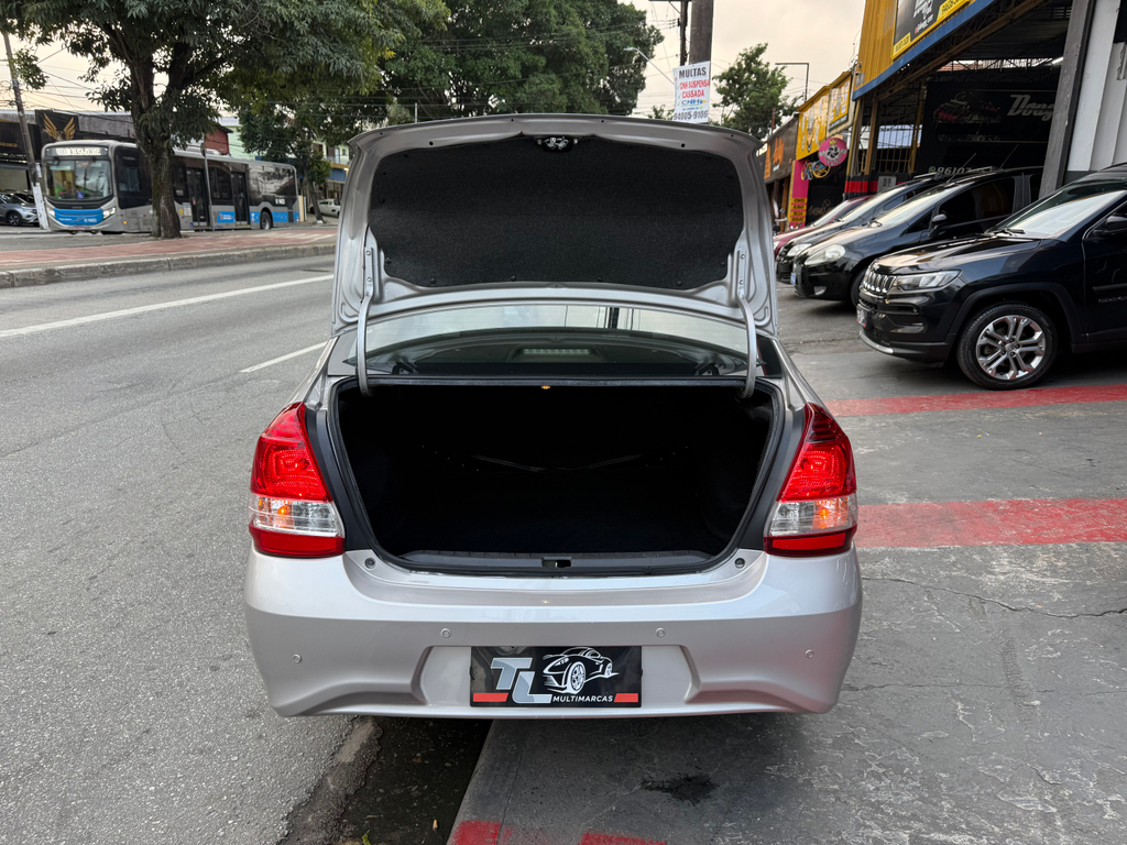 Toyota Etios Sedan Prata