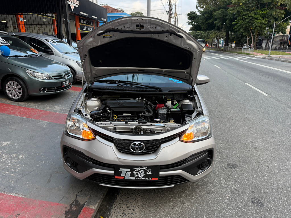 Toyota Etios Sedan Prata