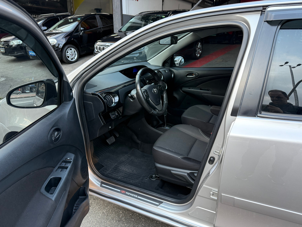Toyota Etios Sedan Prata