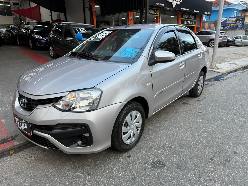 Toyota Etios Sedan Prata
