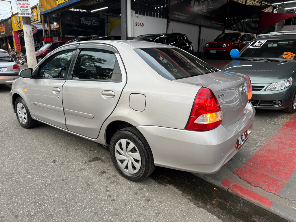 Toyota Etios Sedan Prata