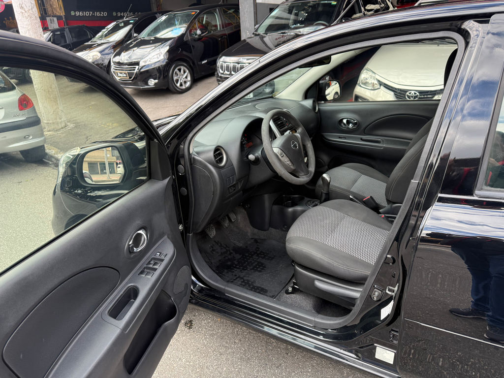 Nissan March Preto