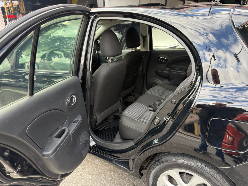 Nissan March Preto