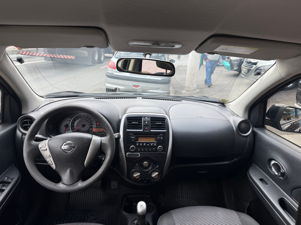 Nissan March Preto