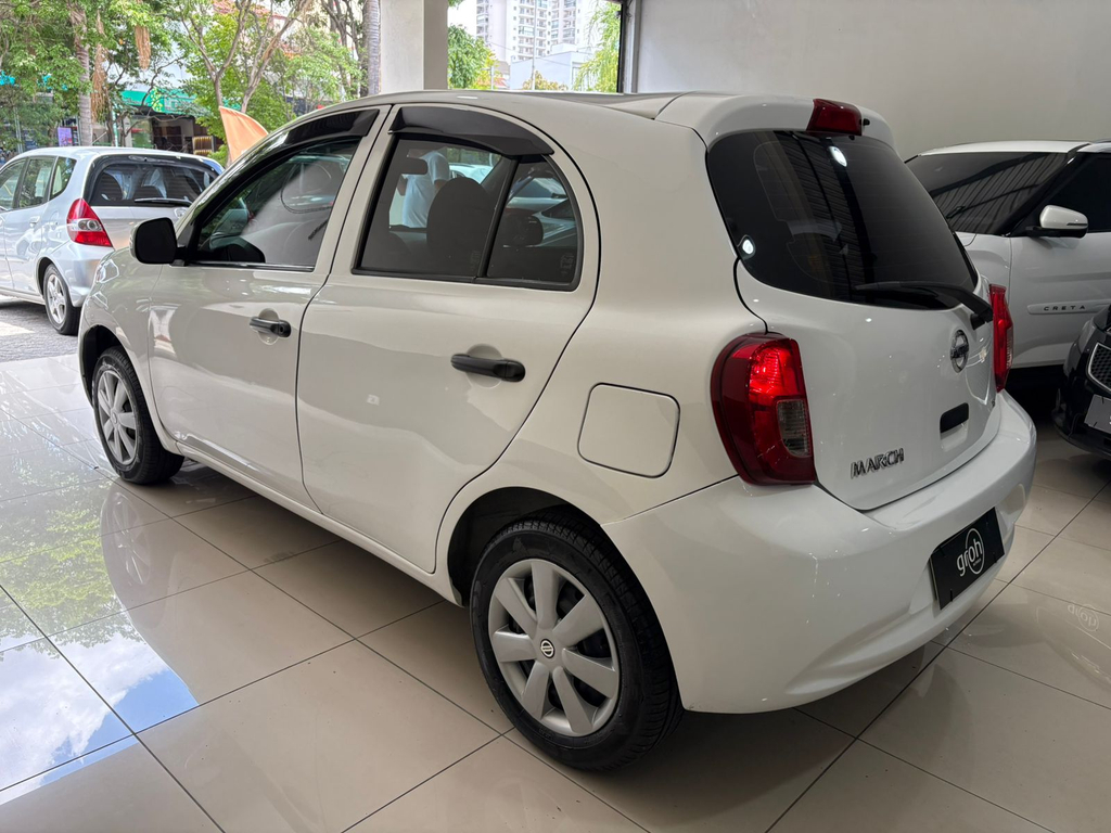Nissan March Branco