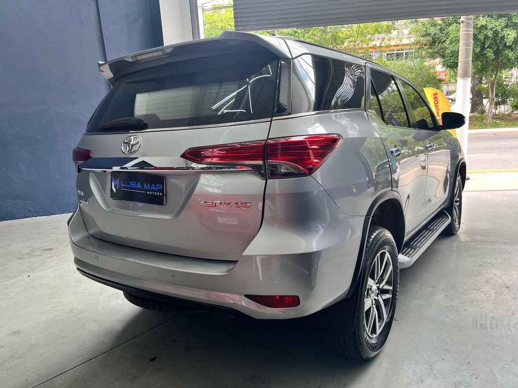 Toyota SW4 Prata