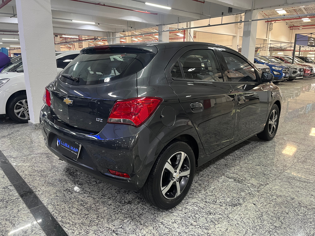 Chevrolet Onix Cinza
