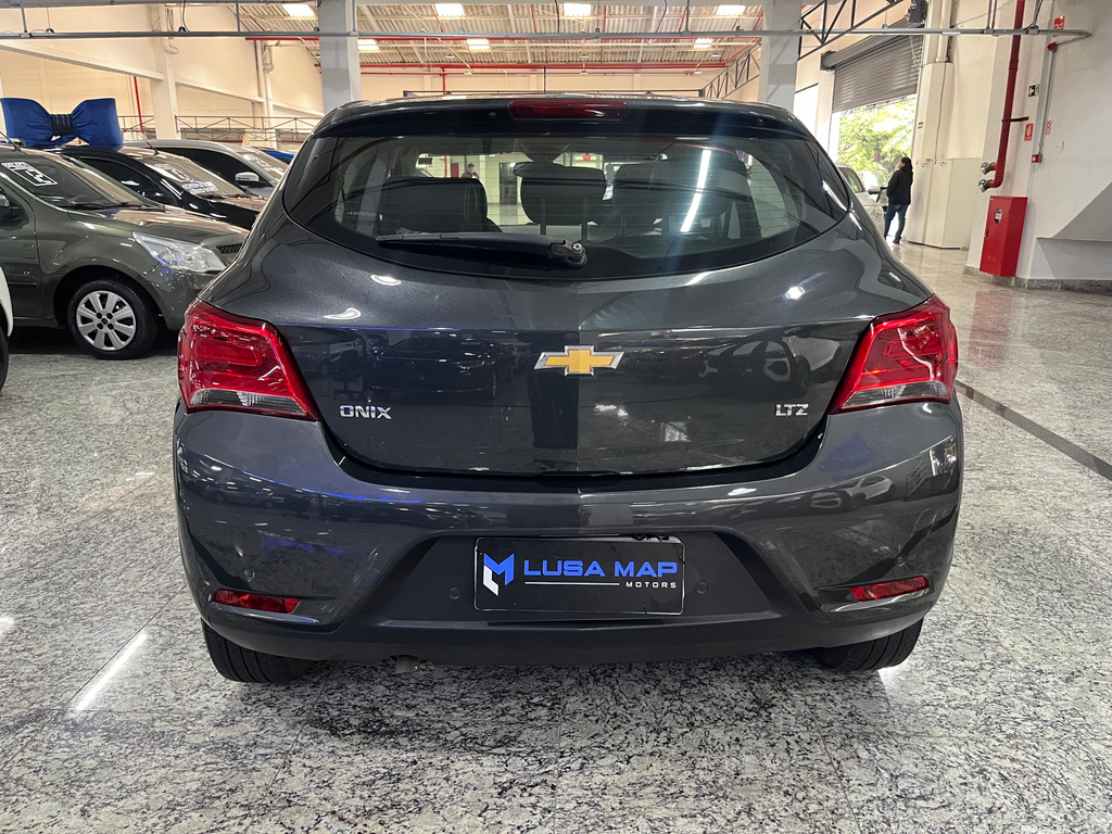 Chevrolet Onix Cinza