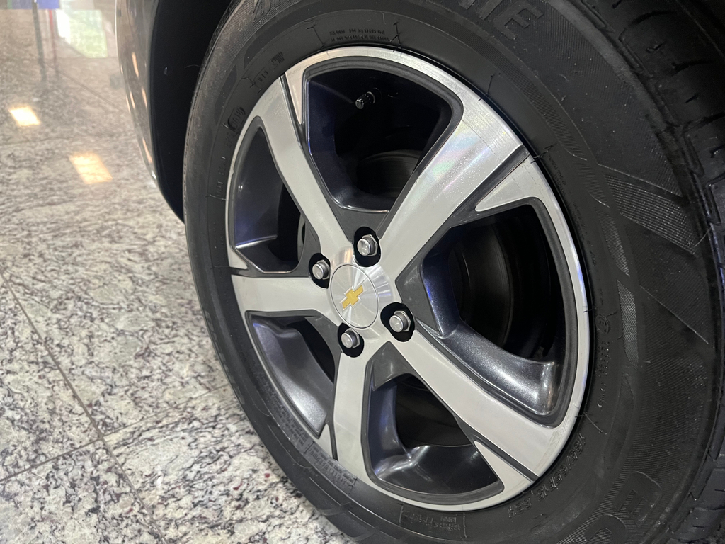 Chevrolet Onix Cinza
