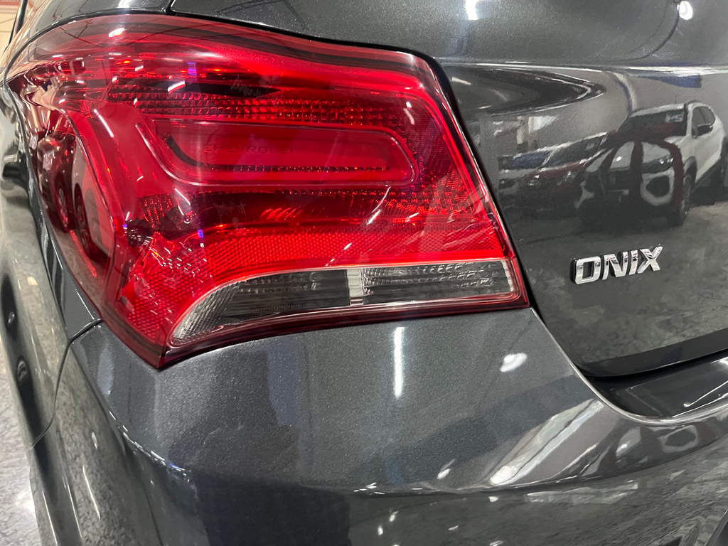 Chevrolet Onix Cinza