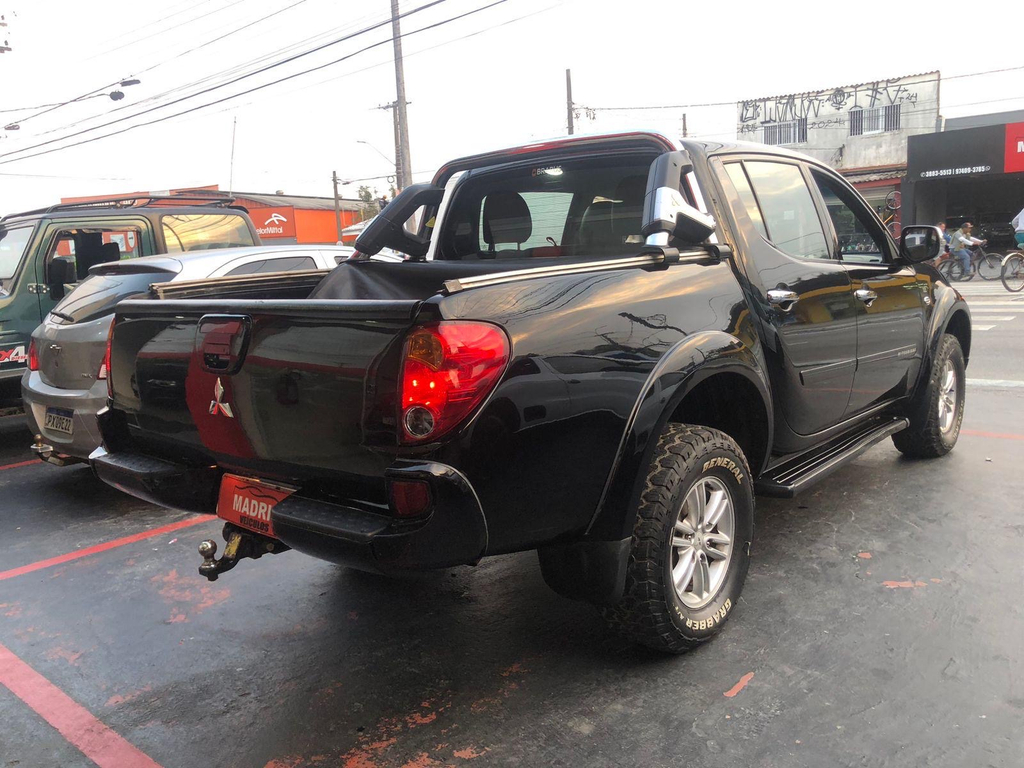 Mitsubishi L200 Triton Preto