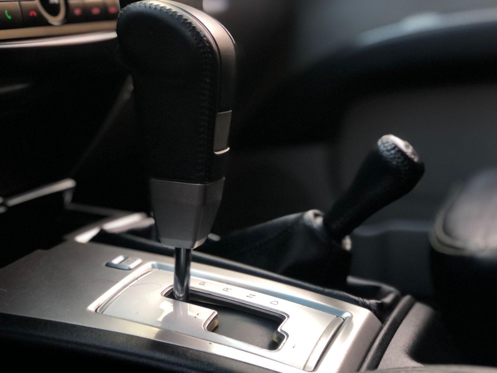Mitsubishi L200 Triton Preto