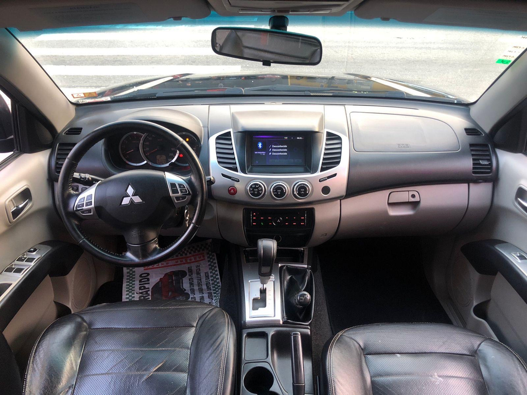 Mitsubishi L200 Triton Preto